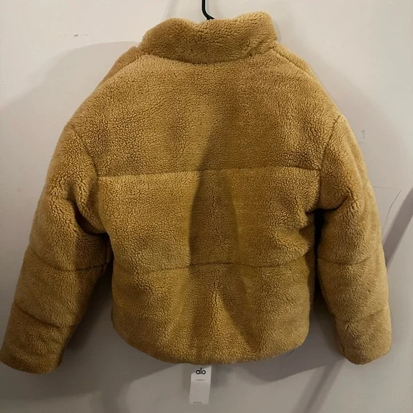 ALO Yoga Men’s  Sherpa Puffer Jacket in Camel - Picture 5 of 5